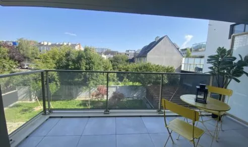 Terrasse d'un appartement de la résidence Villa Saint-Paul, à Rennes. Une terrasse avec un salon de jardin. Des logements neufs réalisés par Pierre Promotion.