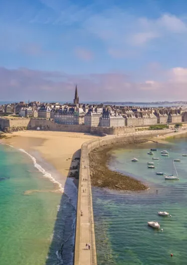 Vue sur la cité corsaire de Saint-Malo et ses remparts.