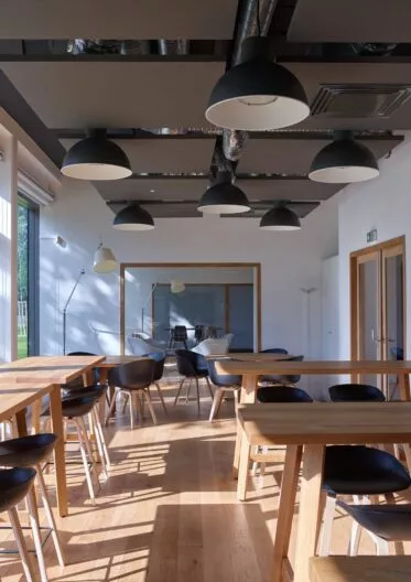 Intérieur d'un bâtiment de bureau en open space.