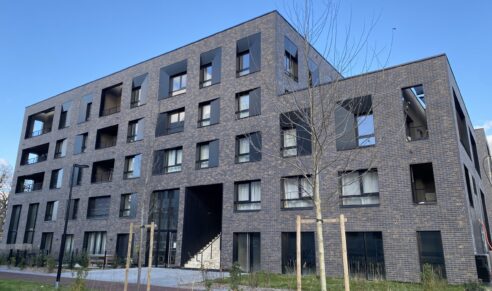 Extérieur du bâtiment Brownstone, situé à Saint-Jacques-de-la-Lande, près de Rennes. Des logements neufs réalisés par Pierre Promotion.