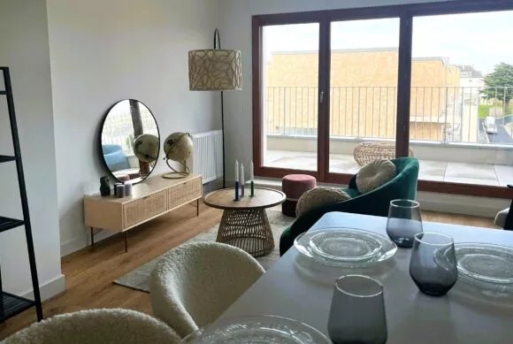 Appartement témoin de la résidence Avant-Scène à Lorient, quartier Bodélio, le salon et la salle à manger. Un programme immobilier neuf réalisé par Pierre Promotion.