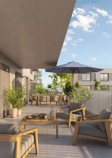 Extérieur d'un appartement de la résidence L'Eclat situé à Ploemeur, près de Lorient. Une grande terrasse avec salon de jardin. Des logements neufs réalisés par Pierre Promotion