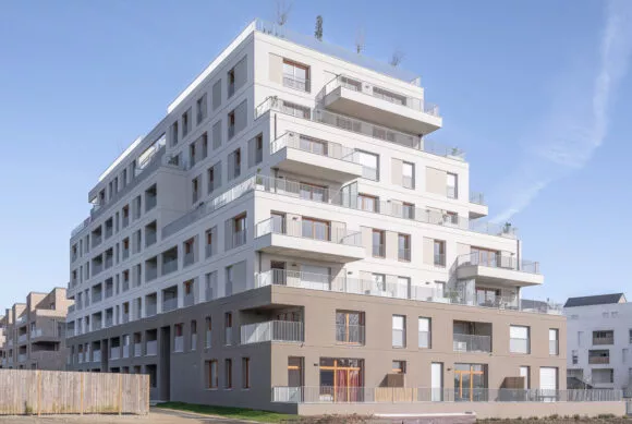 Résidence Avant-Scène à Lorient, sous un beau ciel bleu. Vue de la façade sud et ouest de la copropriété.