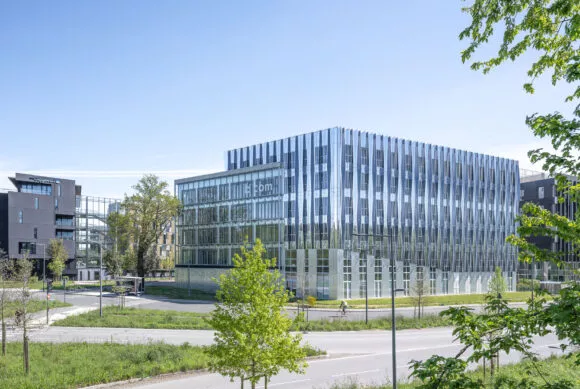 Extérieur du programme tertiaire B-Com situé sur la Zac des Champs Blancs à Cesson-Sévigné, près de Rennes. Un ensemble d'immobilier tertiaire réalisé par Pierre Promotion.