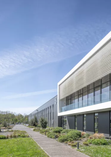 Extérieur du programme tertiaire OET situé à Betton, près de Rennes. Un ensemble de bureaux composant le siège social du Groupe Altenov Alliance Technologique et Innovation, réalisé par Pierre Promotion.