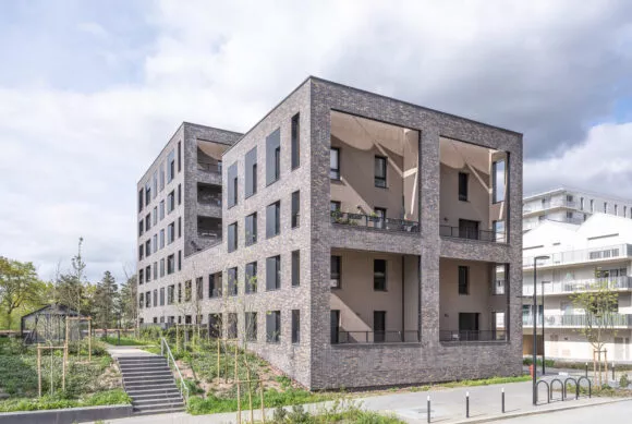 Extérieur du bâtiment Brownstone situé à Saint-Jacques-de-la-Lande, près de Rennes. Des logements neufs réalisés par Pierre Promotion.