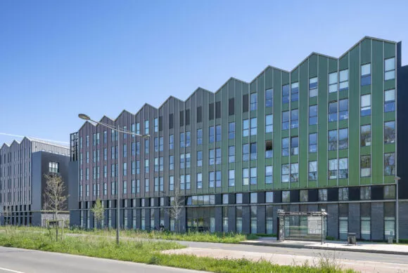 Extérieur du bâtiment Oxygène situé aux Champs Blanc à Cesson-Sévigné, près de Rennes. Un ensemble de bureaux réalisé par Pierre Promotion.