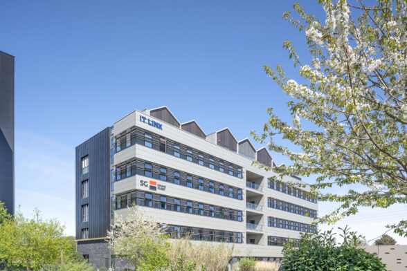Extérieur du bâtiment Oxygène situé aux Champs Blanc à Cesson-Sévigné, près de Rennes. Un ensemble de bureaux réalisé par Pierre Promotion pour IT Link et la Société Générale Grand Ouest.
