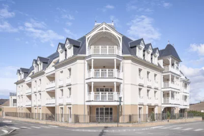 Entrée extérieure de la résidence Chemin de la Mer à Dinard. Une architecture typique dinardaise avec un ciel bleu faisant rêver les amoureux de la Bretagne.