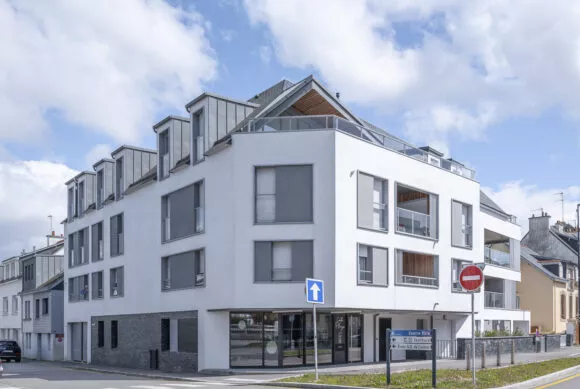 Extérieur du bâtiment Côté Plage, à Larmor-Plage, près de Lorient. Des logements neufs réalisés par Pierre Promotion.