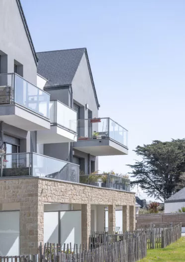 Façade et terrasses extérieures de la résidence Les Embruns à Quiberon. Un ensemble de logements neufs réalisé par Pierre Promotion.