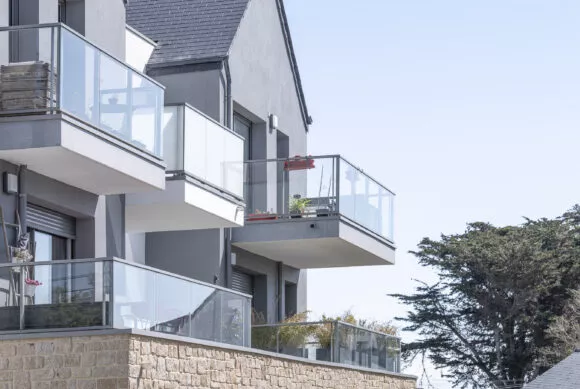 Façade et terrasses extérieures de la résidence Les Embruns à Quiberon. Un ensemble de logements neufs réalisé par Pierre Promotion.