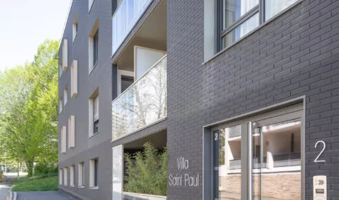 L'entrée extérieur de la résidence Villa Saint-Paul à Rennes. Des logements neufs réalisé par Pierre Promotion.