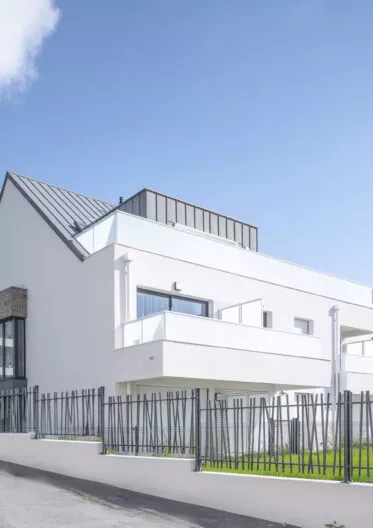 Extérieure du bâtiment Villa Marine, situé à Larmor-Plage, près de Lorient. Des logements neufs réalisés par Pierre promotion.