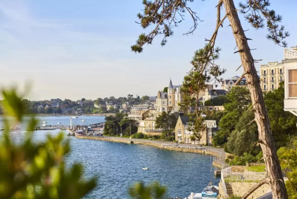 La Promenade Dorée longeant la côte bretonne dans la ville de Dinard. Un chemin faisant partie du GR34 avec une vue sur la mer et la côté.