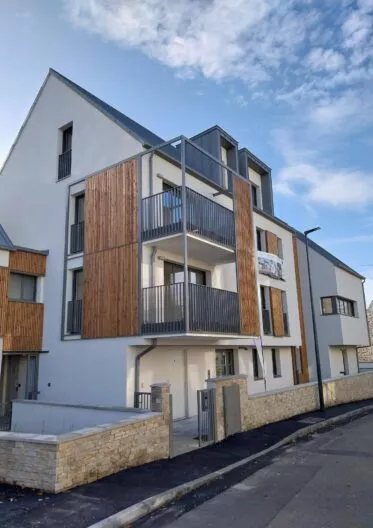 Vue sur les balcons des appartements extérieurs du programme immobilier Agapanthe à Saint-Malo.