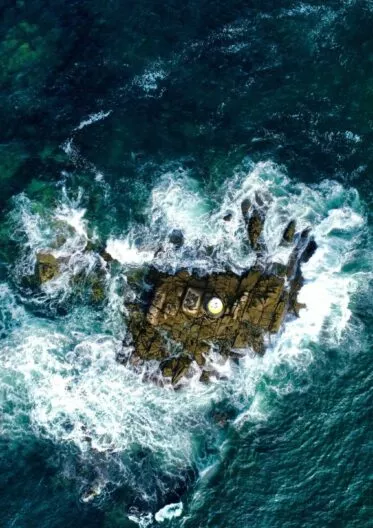 Littoral de Ploemeur, vue sur un rocher dans la mer