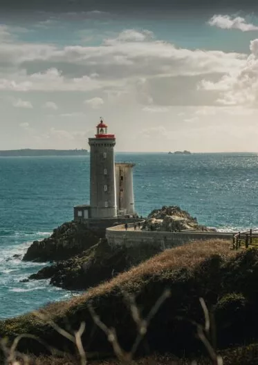 Phare du Petit Minou à Brest, en Bretagne avec l'étendu de l'océan.